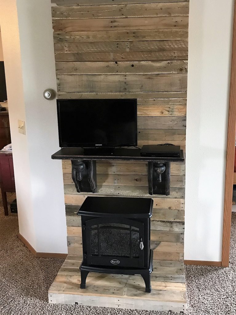 faux fireplace backdrop, pallet project, diy faux fireplace, diy pallet ideas, apartment decorating, budget decorating, farmhouse style