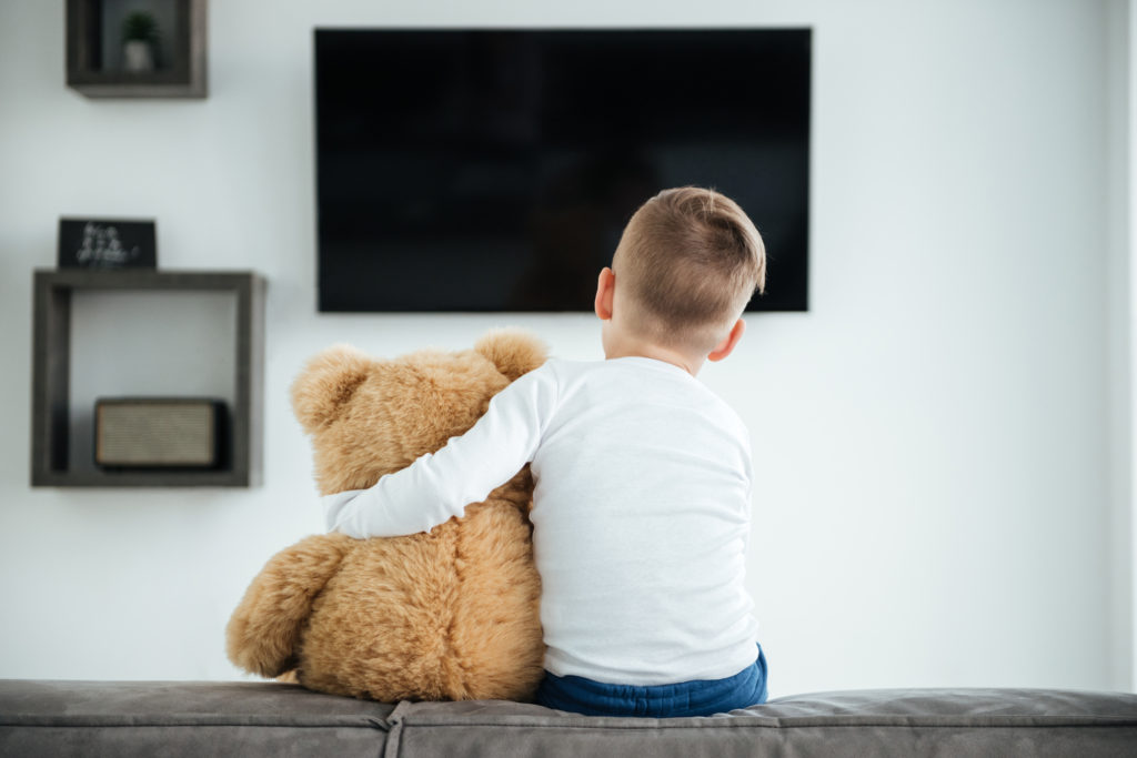 watching tv, kids watching tv, no tv, too much screen time, kids in nature